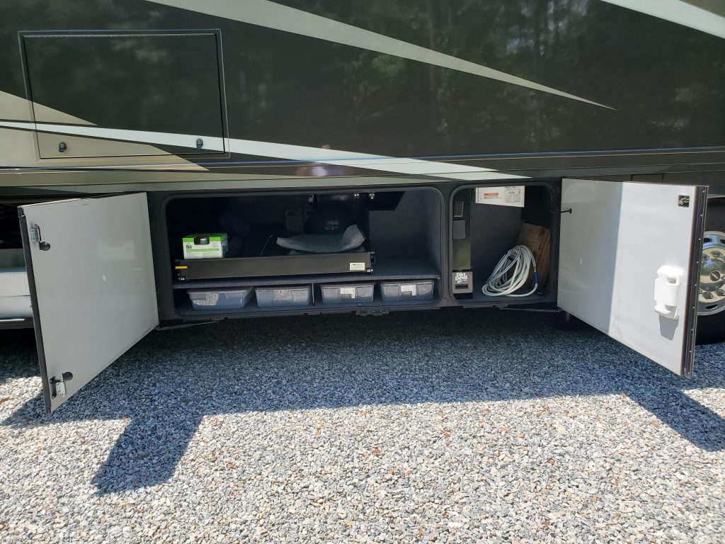 2014 Winnebago Tour 42 QD - Image 2