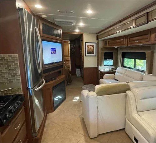 2015 FLEETWOOD BOUNDER 35K - Image 5