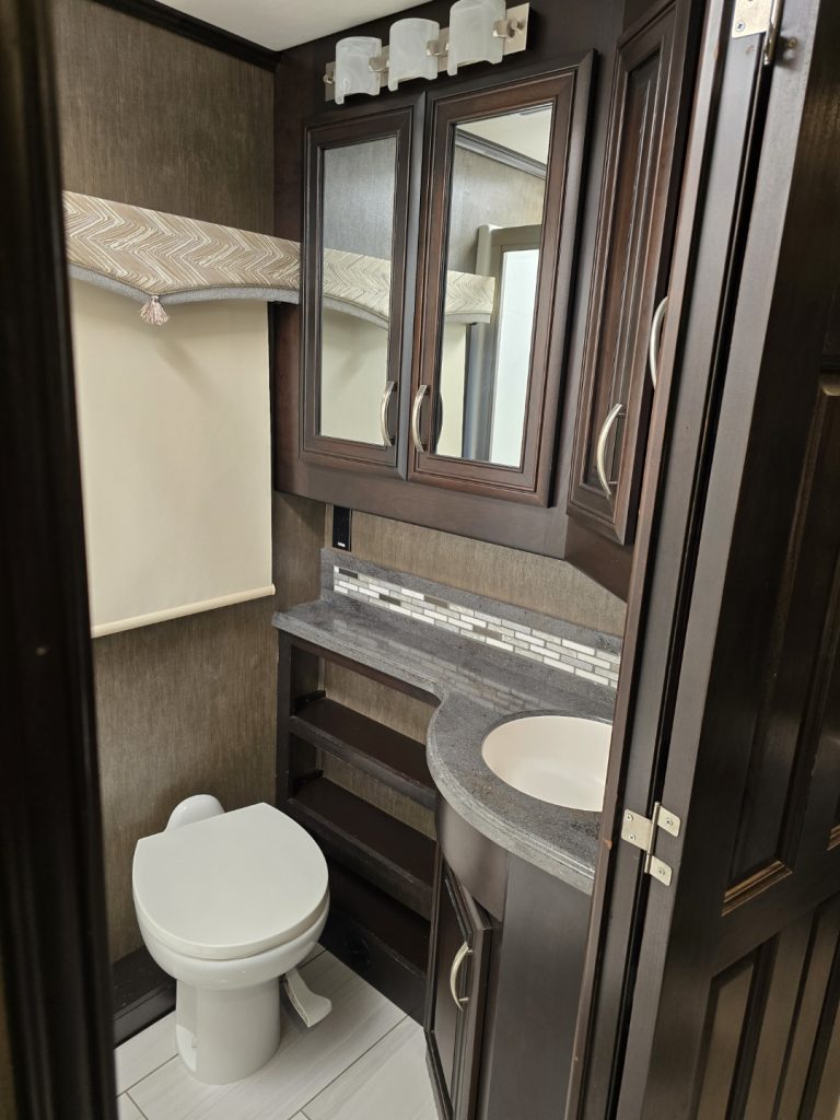 2018 forest river burkshire xlt - Image 21