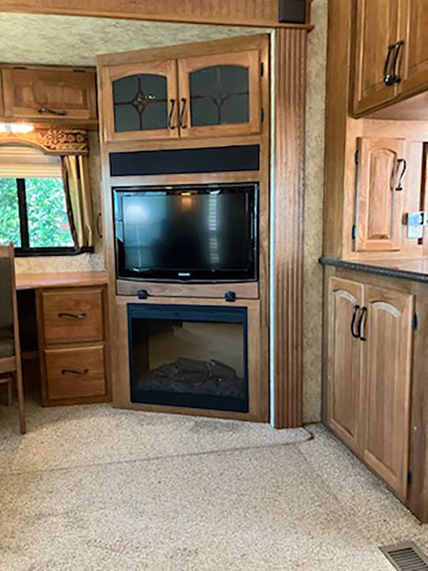 2004 Ford F-450 and 2012 Keystone Montana 3400RL Hickory Edition - Image 11