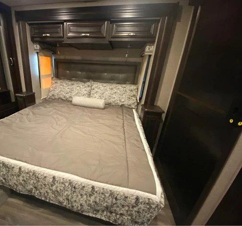 2020 FOREST RIVER BERKSHIRE 34QS - Image 13