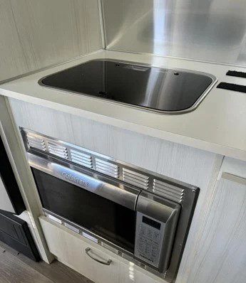 2017 AIRSTREAM BAMBI 22FB - Image 13