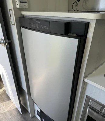 2017 AIRSTREAM BAMBI 22FB - Image 14