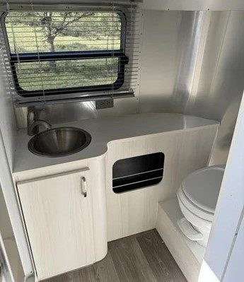2017 AIRSTREAM BAMBI 22FB - Image 15