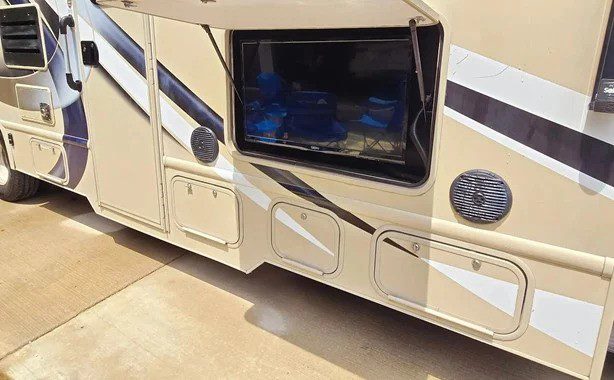 2017 THOR MOTOR COACH FOUR WINDS 31E - Image 3