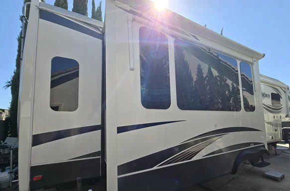 2015 HEARTLAND BIGHORN 3160EL - Image 2