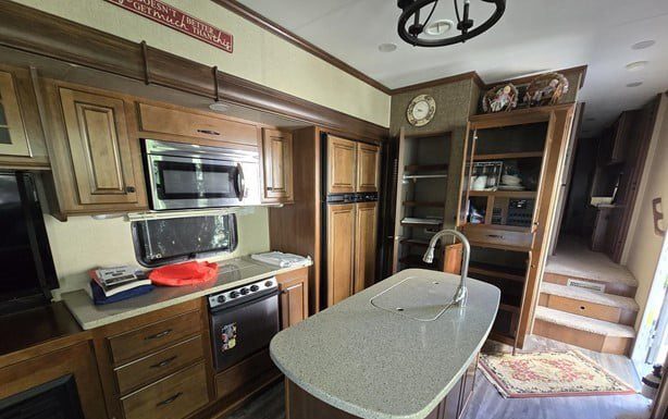 2015 HEARTLAND BIGHORN 3160EL - Image 3