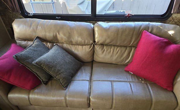 2015 HEARTLAND BIGHORN 3160EL - Image 4