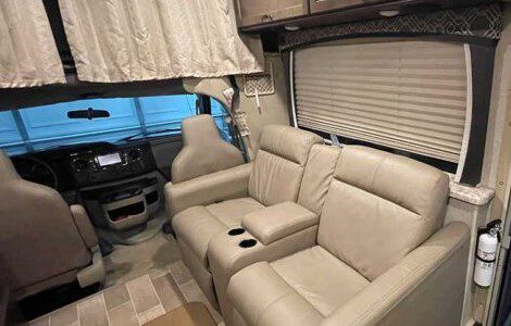 2020 Thor Chateau 28Z - Image 2