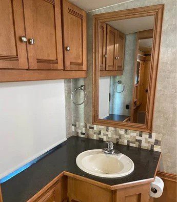 2017 WINNEBAGO SUNOVA 36Z - Image 16