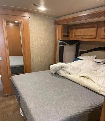 2017 WINNEBAGO SUNOVA 36Z - Image 17