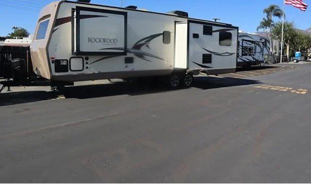 2017 FOREST RIVER ROCKWOOD ULTRA LITE 2703WS - Image 2