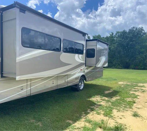 2017 WINNEBAGO SUNOVA 36Z - Image 3