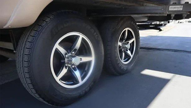 2017 FOREST RIVER ROCKWOOD ULTRA LITE 2703WS - Image 7