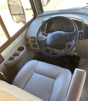 2017 WINNEBAGO SUNOVA 36Z - Image 8