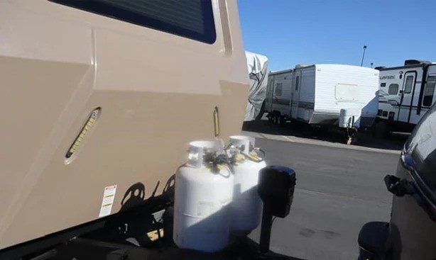 2017 FOREST RIVER ROCKWOOD ULTRA LITE 2703WS - Image 8