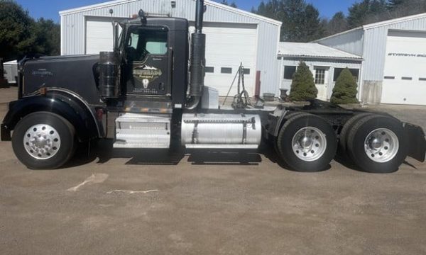 2007 Kenworth W900L - Image 2
