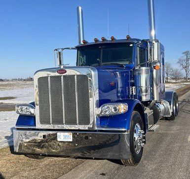 2025 PETERBILT 389 - Image 2