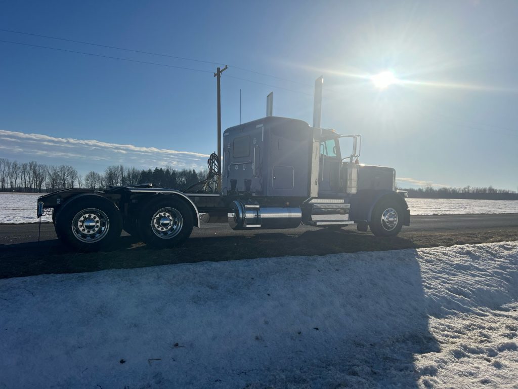 2025 PETERBILT 389 - Image 10