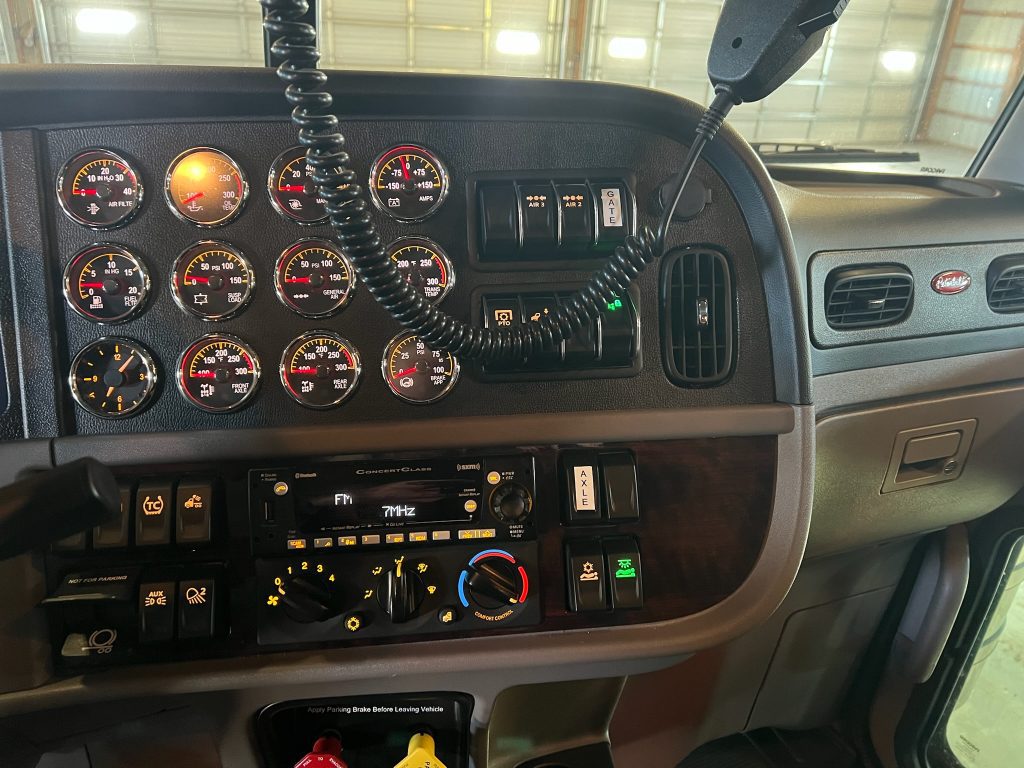 2025 PETERBILT 389 - Image 14