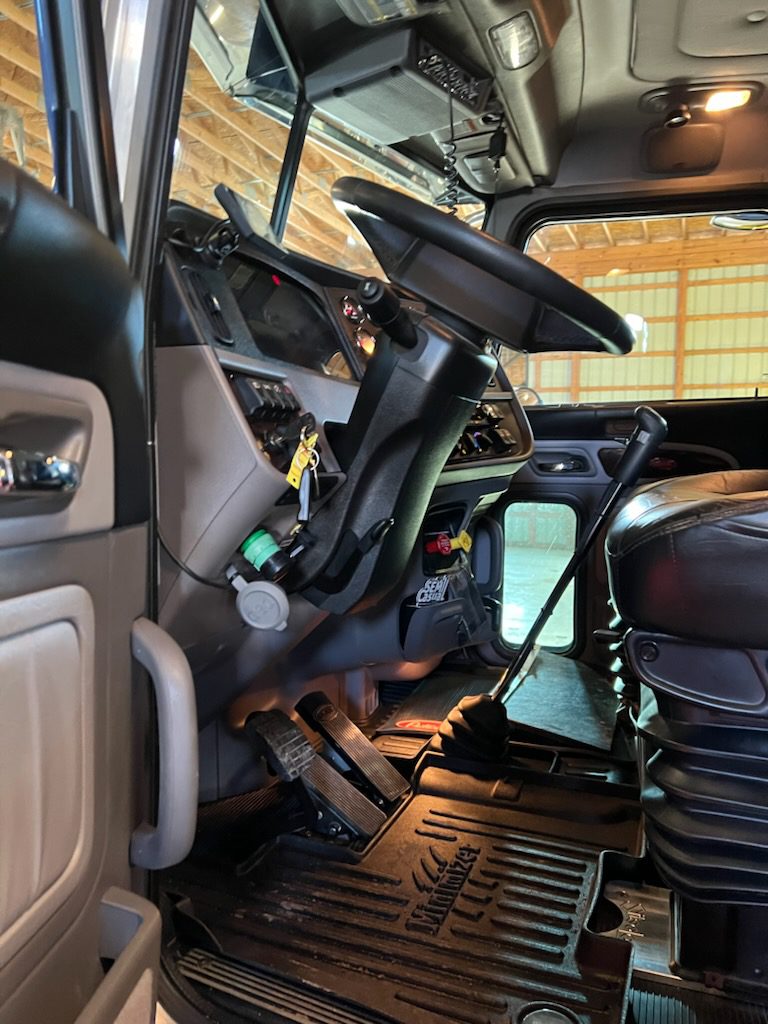 2025 PETERBILT 389 - Image 15