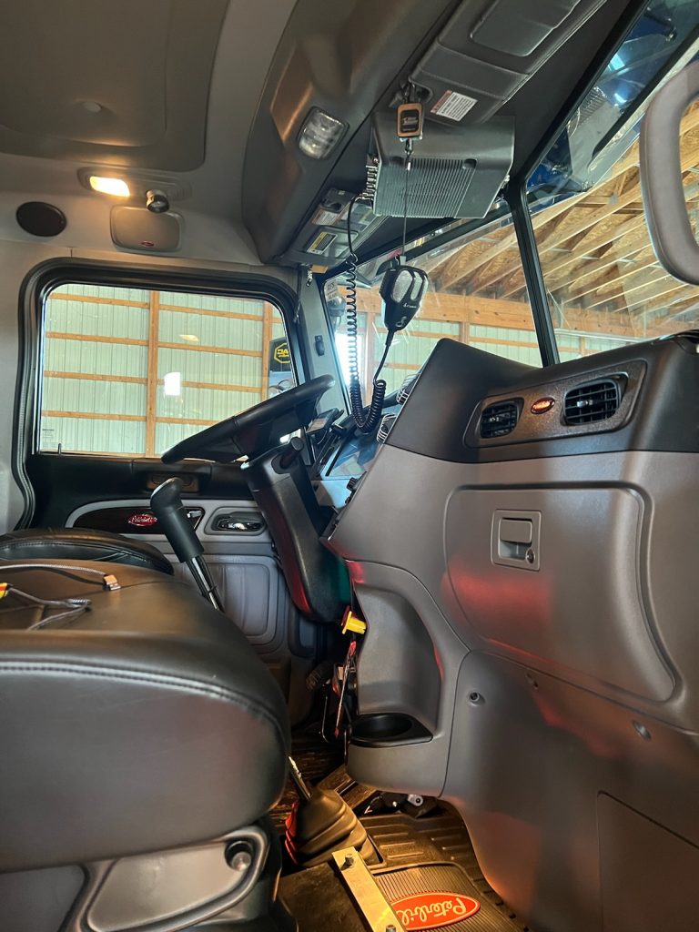 2025 PETERBILT 389 - Image 17