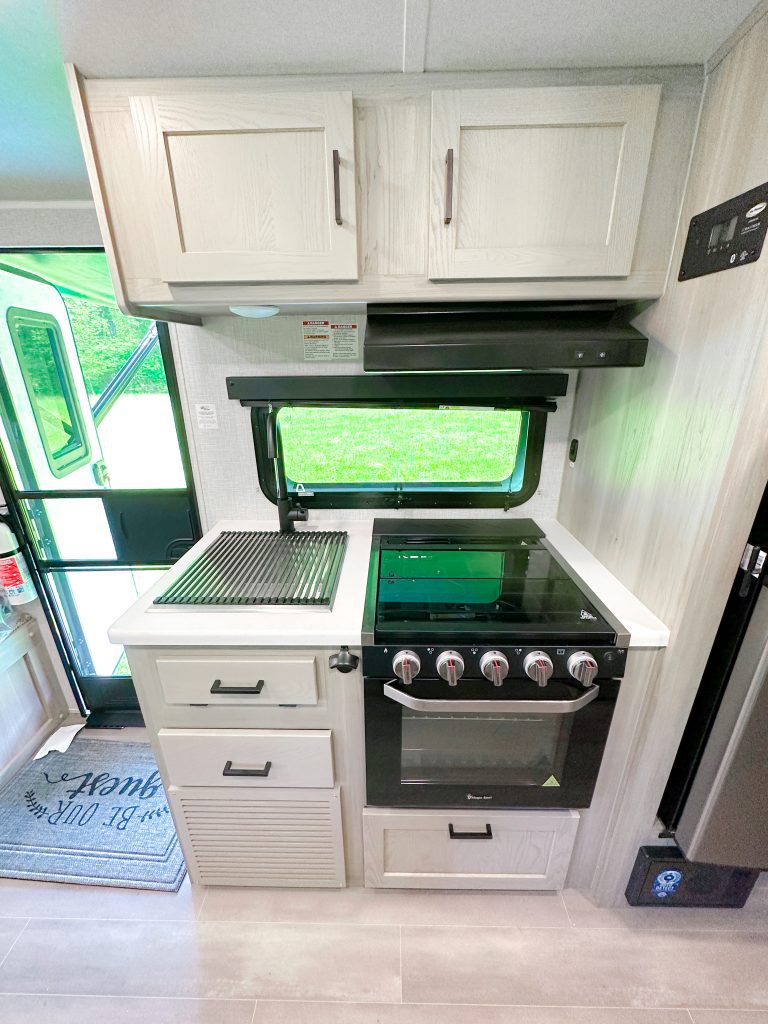 2023 FOREST RIVER FLAGSTAFF E-PRO 20BHS - Image 4