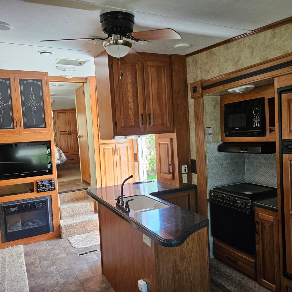 2011 KEYSTONE RV CO MONTANA MOUNTAINEER 291RLT - Image 4