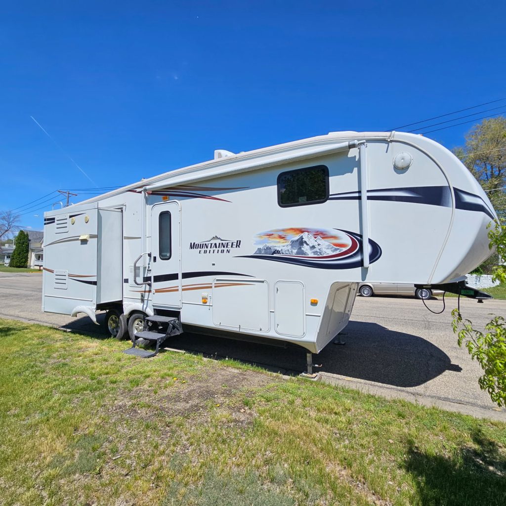 2011 KEYSTONE RV CO MONTANA MOUNTAINEER 291RLT - Image 3