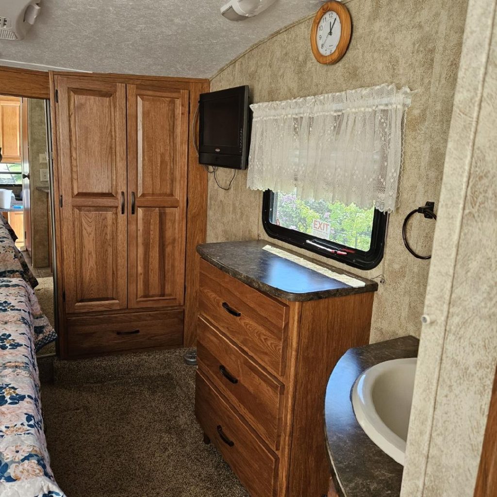 2011 KEYSTONE RV CO MONTANA MOUNTAINEER 291RLT - Image 8