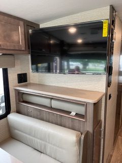 2021 WINNEBAGO VISTA 29V - Image 9