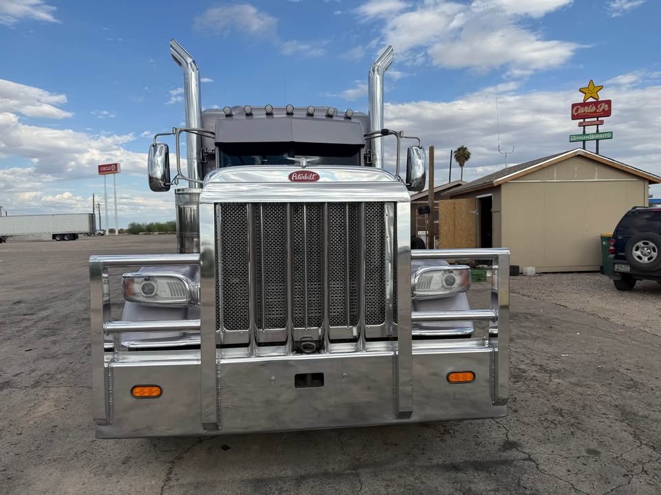 2022 Peterbilt 389 – Custom Paint - Image 3