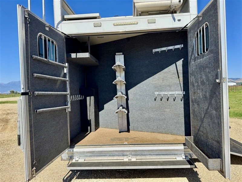 2020 Bloomer Outlaw 4-Horse Gooseneck with 11′ Short Wall Living Quarters - Image 8