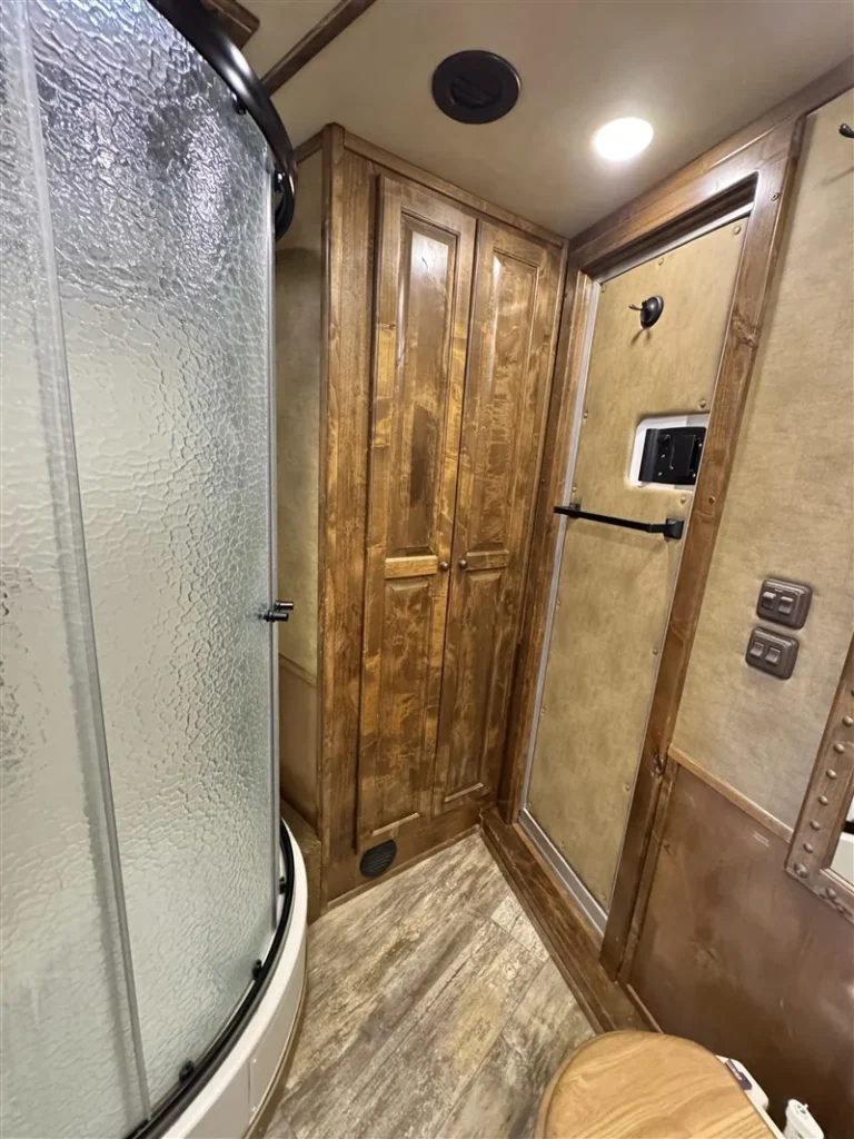 2020 Bloomer Outlaw 4-Horse Gooseneck with 11′ Short Wall Living Quarters - Image 2