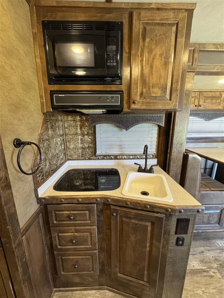 2020 Bloomer Outlaw 4-Horse Gooseneck with 11′ Short Wall Living Quarters - Image 7