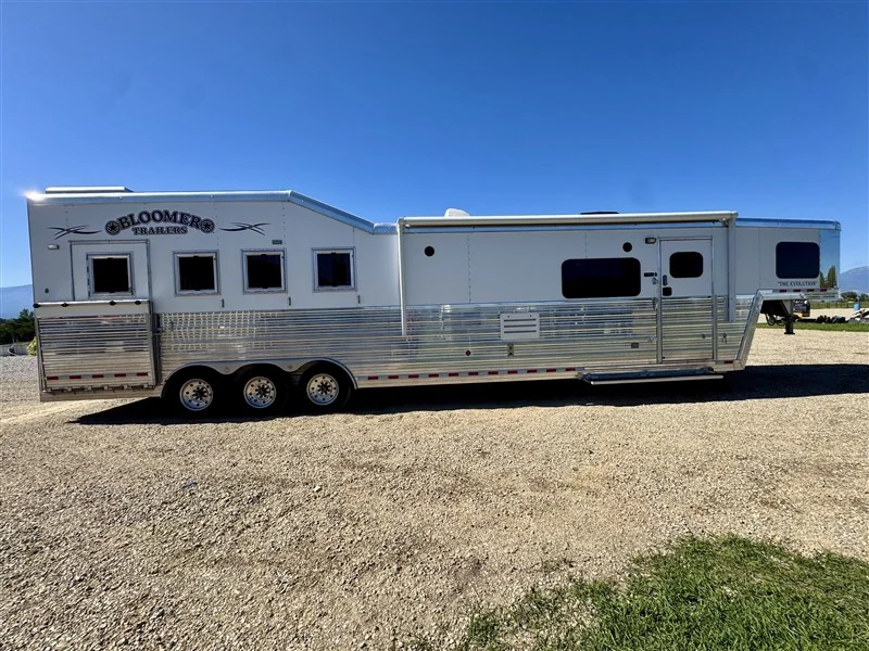 2020 Bloomer Outlaw 4-Horse Gooseneck with 11′ Short Wall Living Quarters