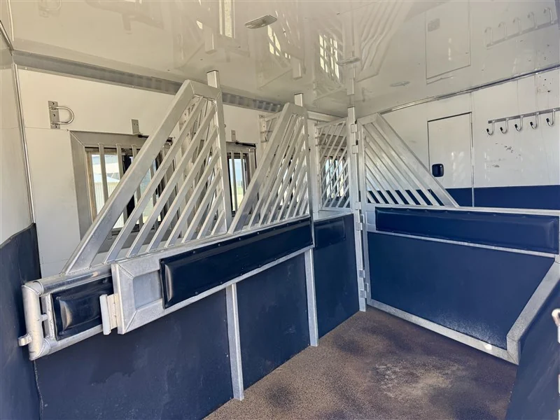 2020 Bloomer Outlaw 4-Horse Gooseneck with 11′ Short Wall Living Quarters - Image 4