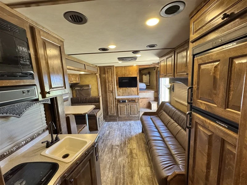 2020 Bloomer Outlaw 4-Horse Gooseneck with 11′ Short Wall Living Quarters - Image 9