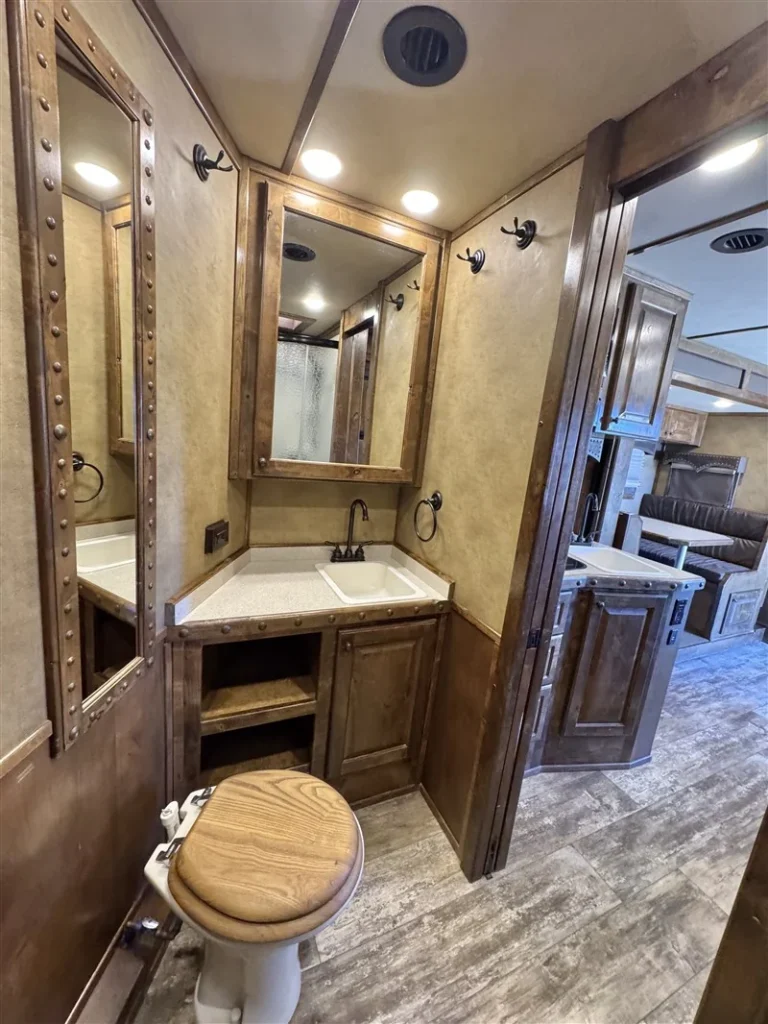 2020 Bloomer Outlaw 4-Horse Gooseneck with 11′ Short Wall Living Quarters - Image 6