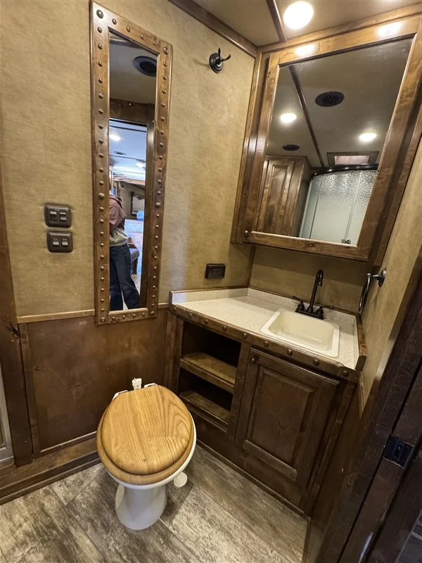 2020 Bloomer Outlaw 4-Horse Gooseneck with 11′ Short Wall Living Quarters - Image 10