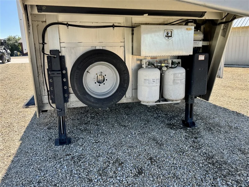2020 Bloomer Outlaw 4-Horse Gooseneck with 11′ Short Wall Living Quarters - Image 11
